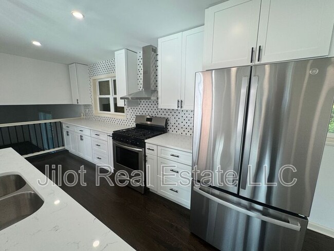 Foto del edificio - 2390 Tiffany Pl