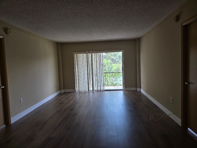 Building Photo - 4176 Inverrary Dr