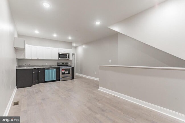 Building Photo - 667 N 39th St