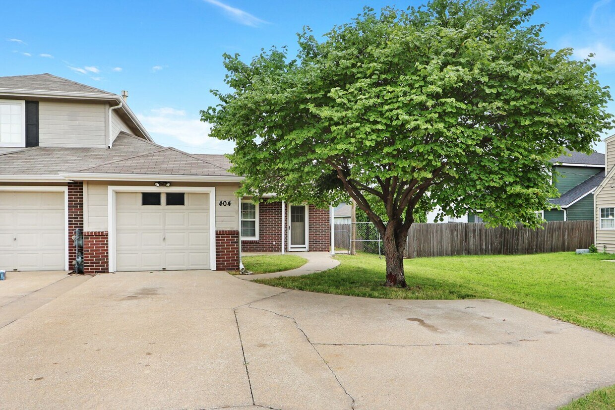 Primary Photo - Three Bedroom Duplex with Neutral Color Pa...