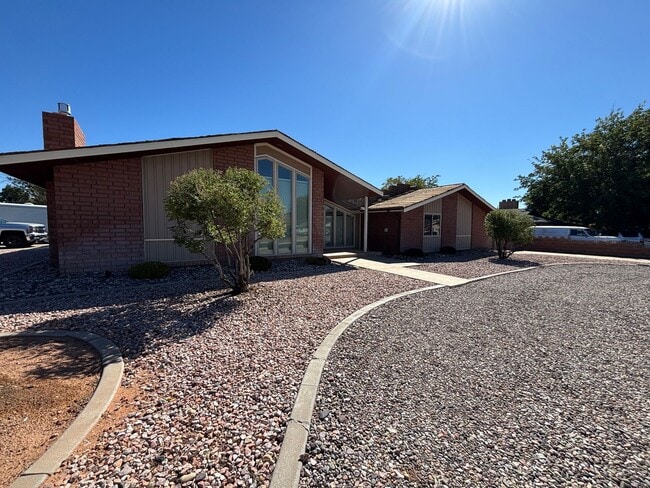 Foto del edificio - SPACIOUS REMODELED HOME FOR RENT!