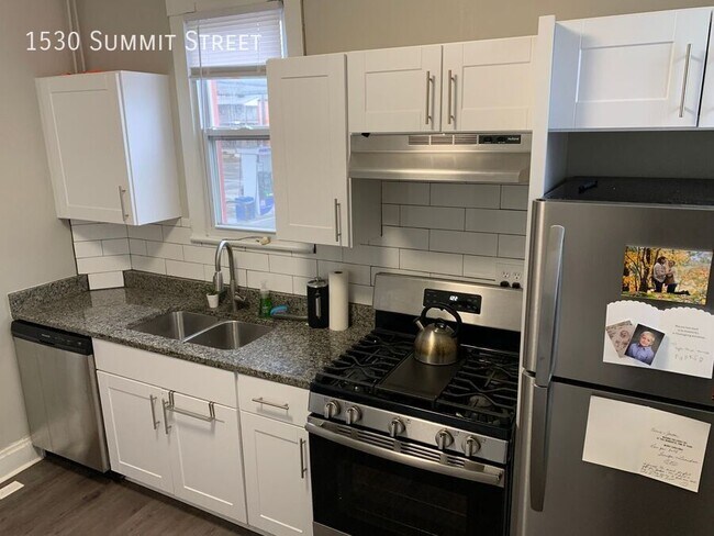 Building Photo - Large 4 Bedroom 2 Bath Right In Central Ca...