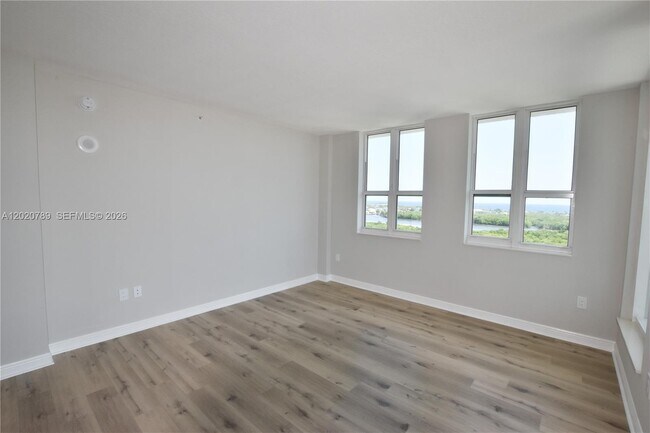 Foto del edificio - 350 N Federal Hwy