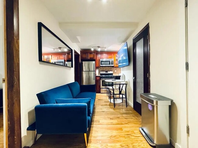 Building Photo - Furnished room/NOT APARTMENT