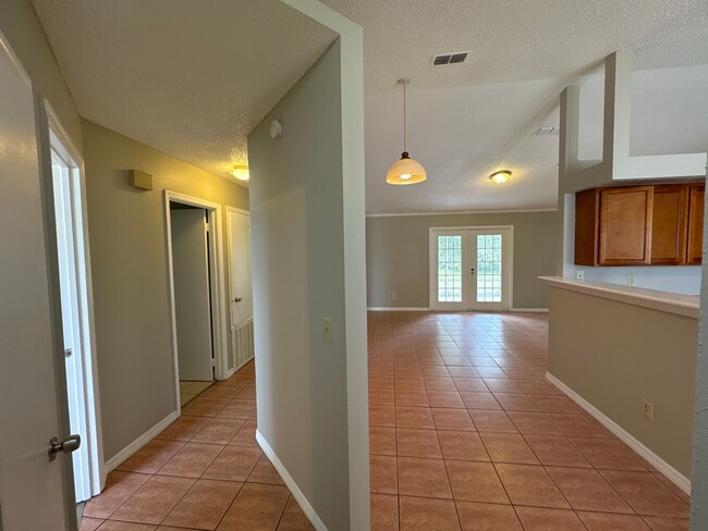 Building Photo - Spacious and beautiful 3 Bedroom Home!