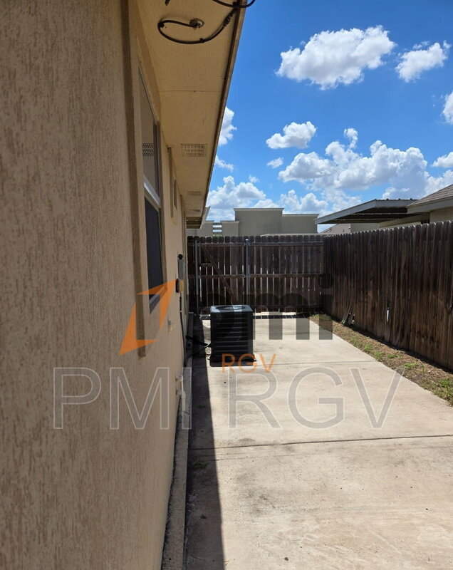 Building Photo - 2120 Taxco Ct