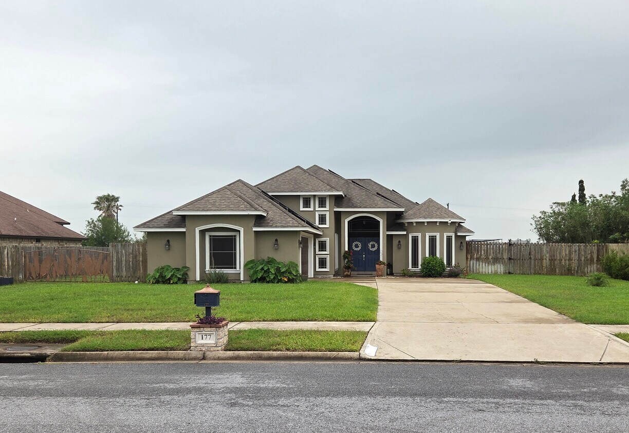 Foto principal - 177 Village E Dr