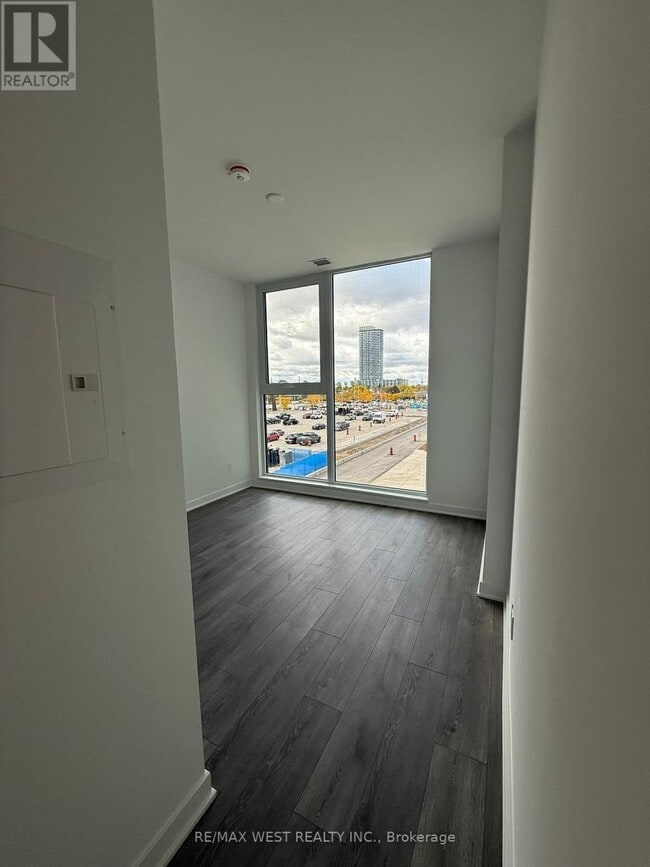 Building Photo - 1007 The Queensway