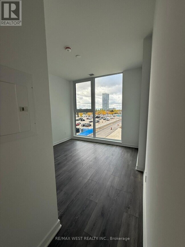 Photo du bâtiment - 1007 The Queensway