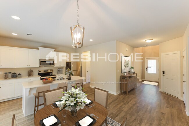 Building Photo - 10930 Woodland Dr