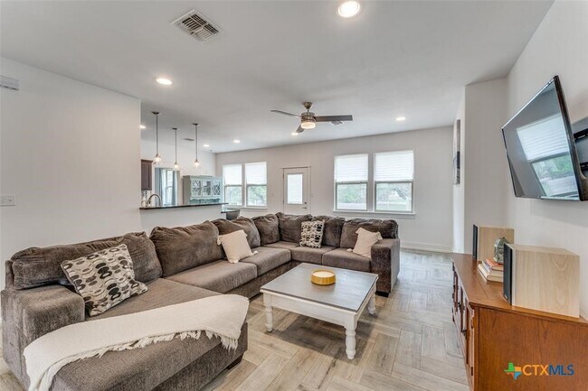 Foto del edificio - 59 Long Bow Ln