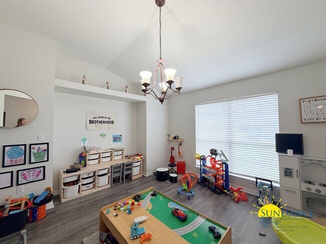 Foto del edificio - Desirable location & well-maintained 4BR home in Navarre!