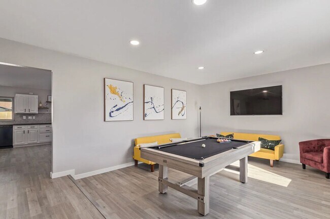 Building Photo - Stunning FURNISHED 3 bedroom 2 bathroom ho...