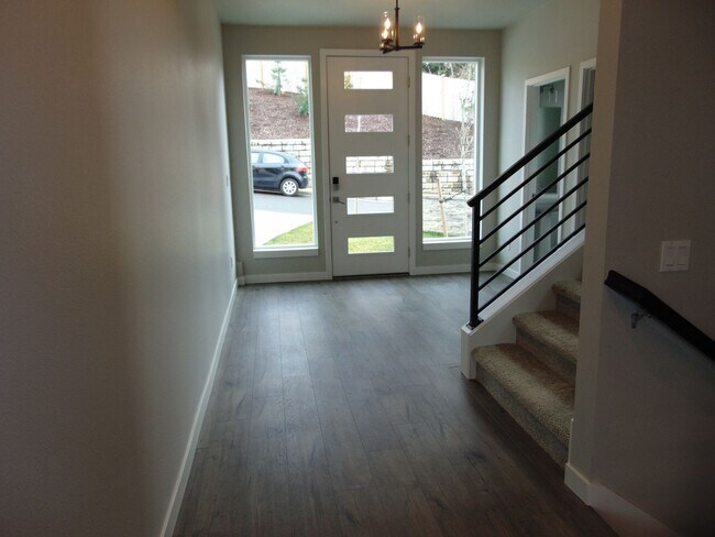Building Photo - Beautiful 4 Bedroom Contemporary Luxury Ho...