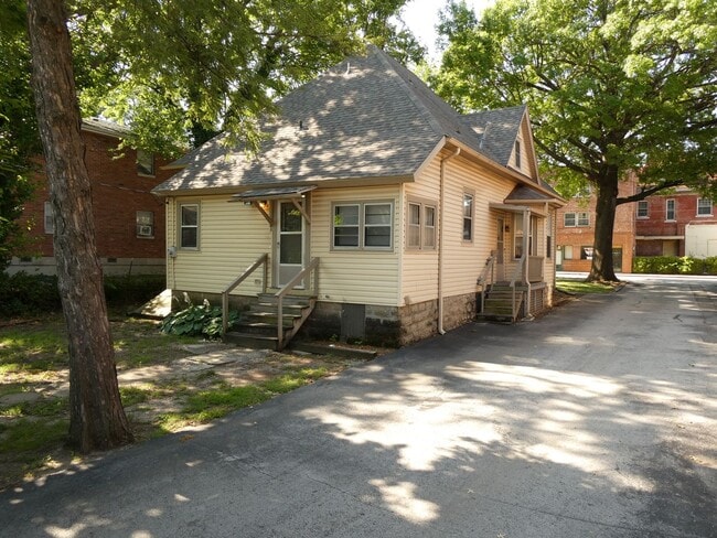 Building Photo - Charming 3 Bedroom Near MSU