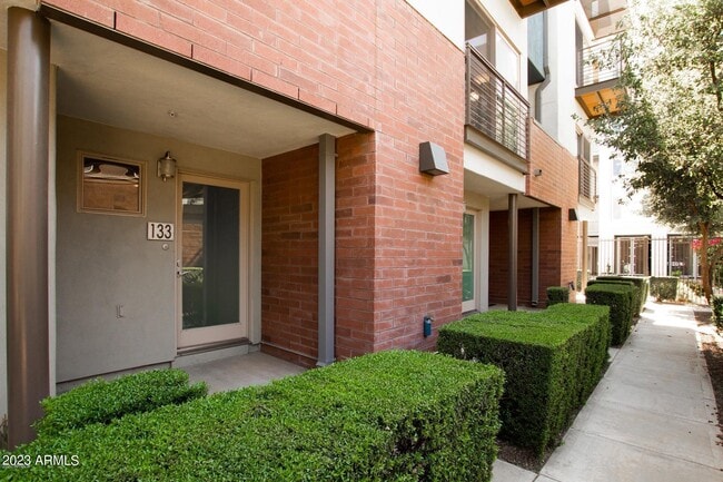 Foto del edificio - 525 W Lakeside Dr