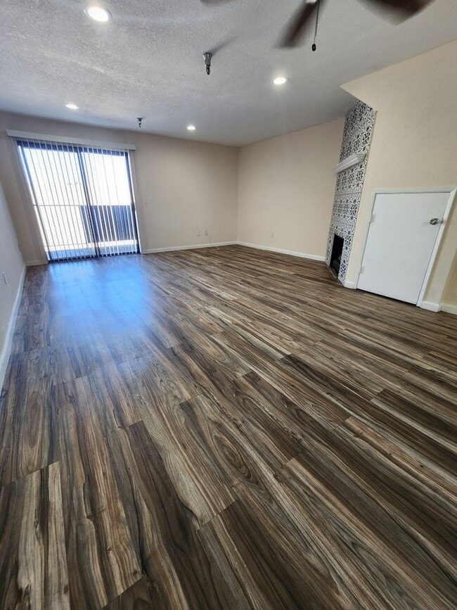 Building Photo - DECKER Town Home