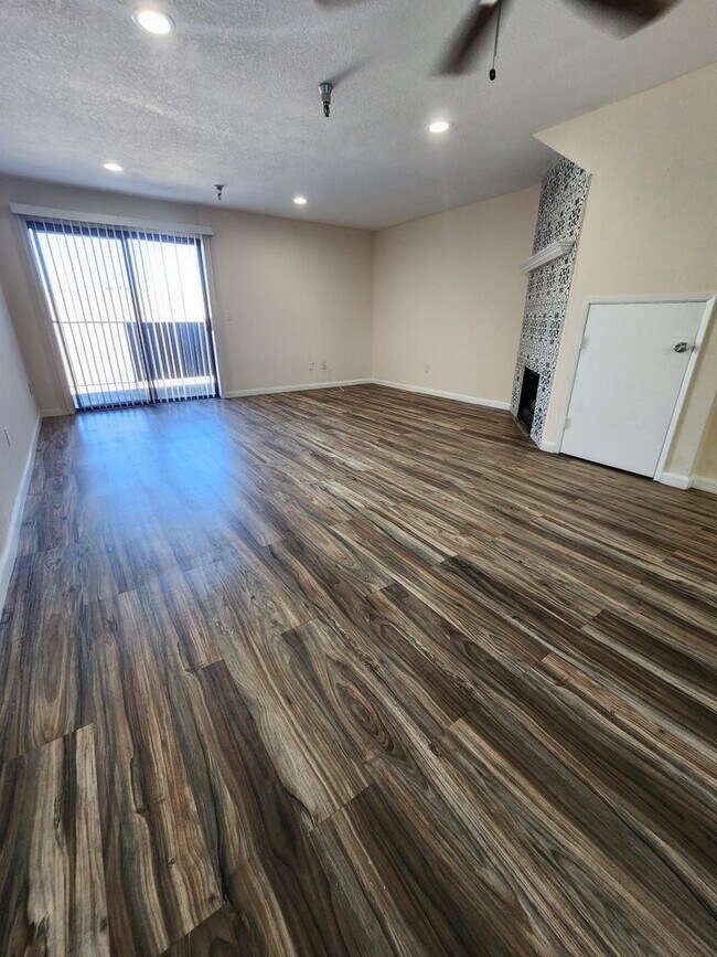 Foto del edificio - DECKER Town Home