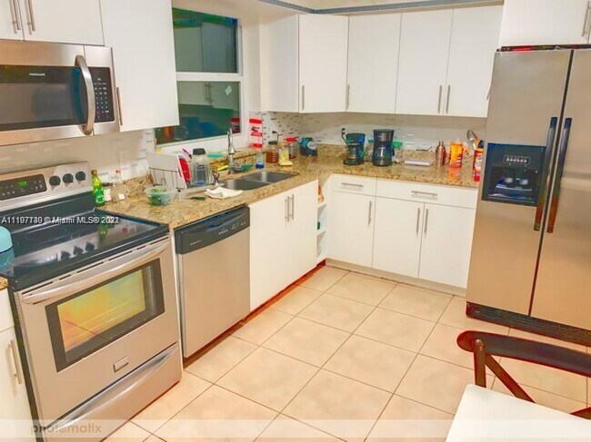 Foto del edificio - 2698-2704 NW 65th Ave