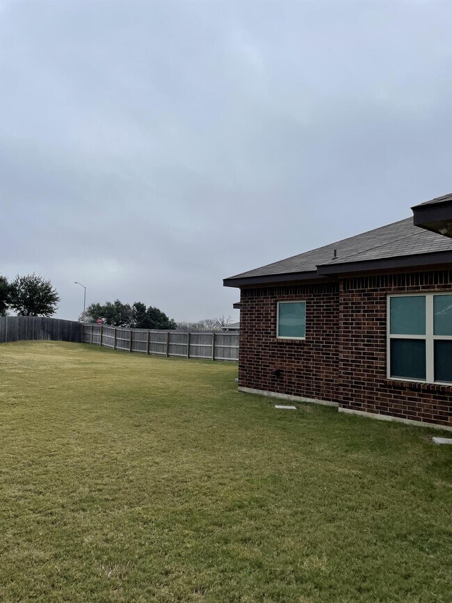 Foto del edificio - 1713 Risen Star Ln