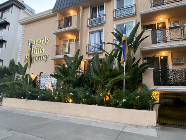 Primary Photo - 145 S Doheny Dr