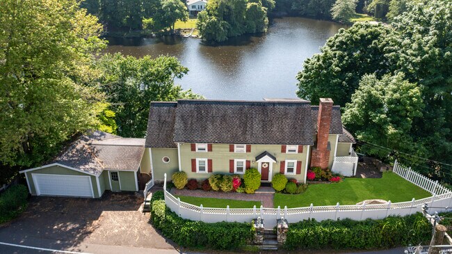 Foto del edificio - 255 Valley Rd