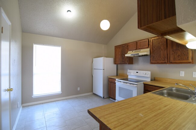 Foto del edificio - 2304 Bluejay Dr