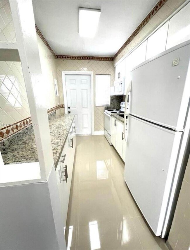 Foto del edificio - 3600 SW 9th Terrace