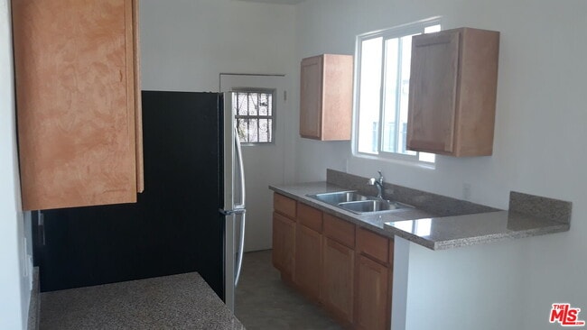 Building Photo - 5017 Crenshaw Blvd