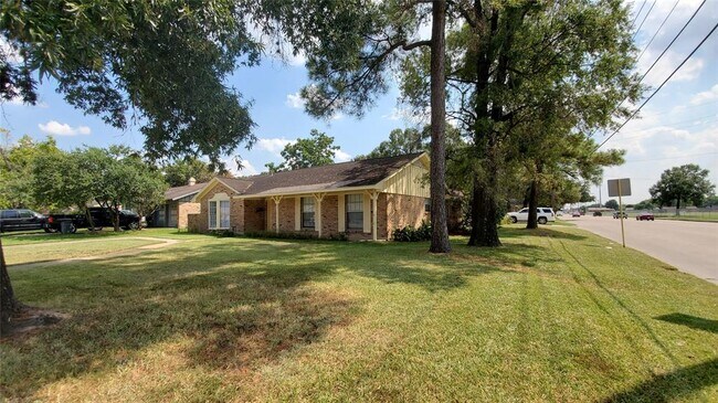 Building Photo - 13902 Woodforest Blvd