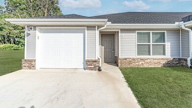 Building Photo - 640 Hidden Springs Dr