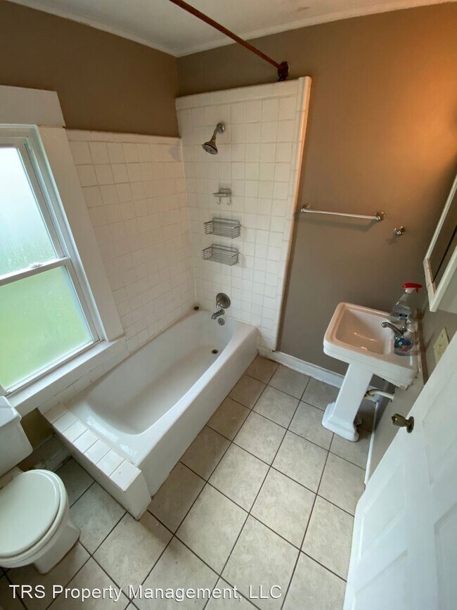 Foto del edificio - 2 br, 1 bath House - 105 Clinton st.