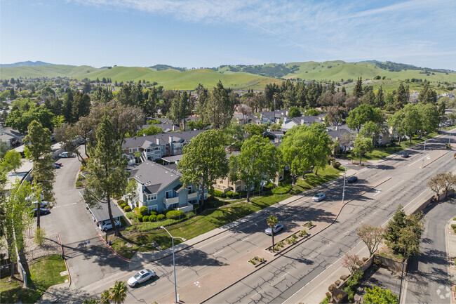 Context aerial - Raintree Apartments