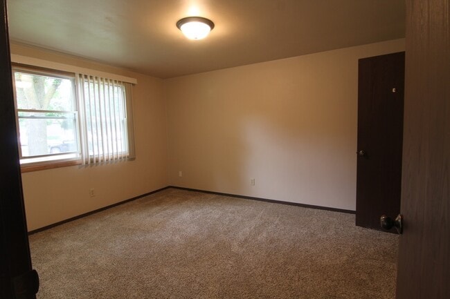 Interior Photo - Oakview