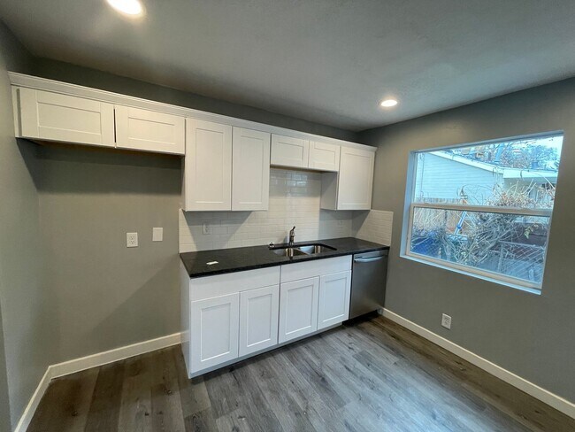Foto del edificio - Charming 3 Bed/1 Bath Home!