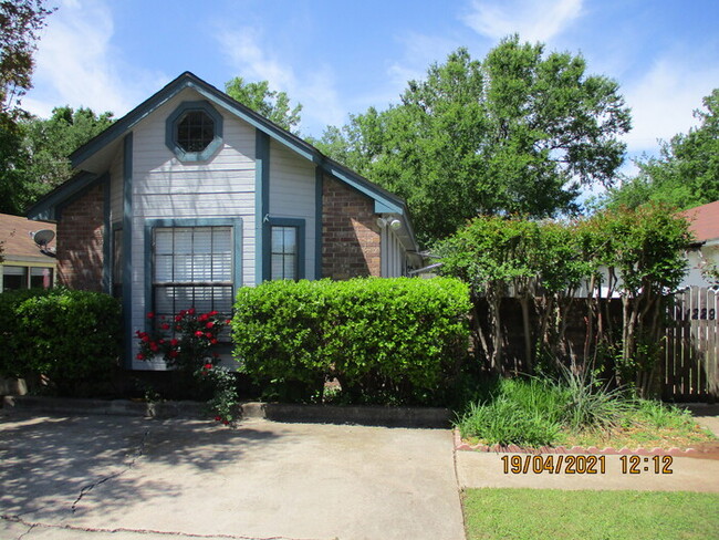 Foto del edificio - Three Bedroom Home in Pine Tree Estates