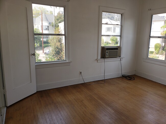 bedroom - 1905 N Alexandria Ave