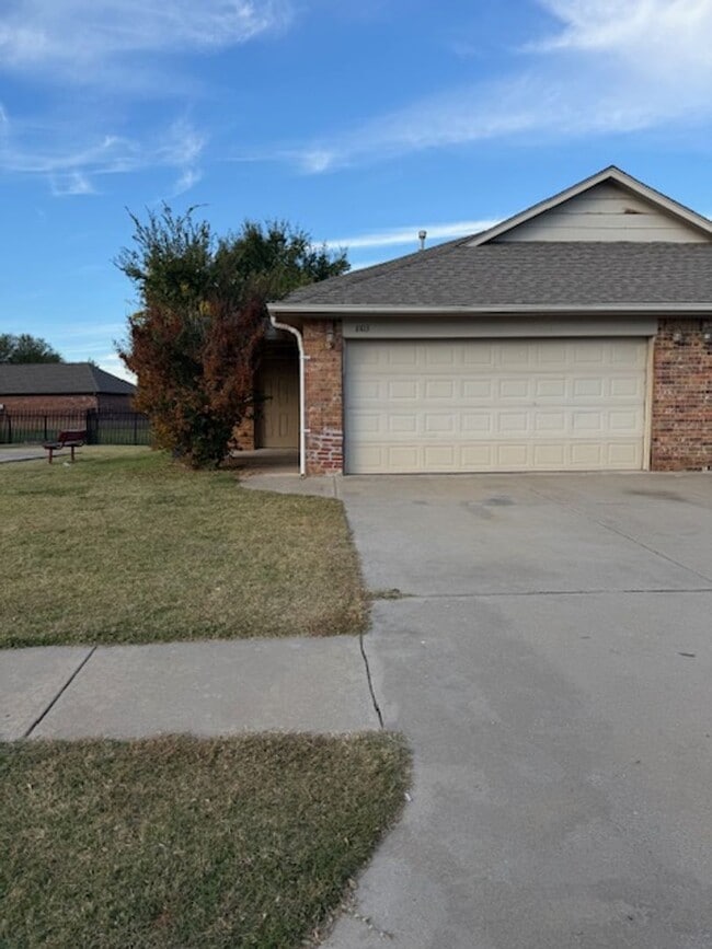 Updated Duplex - Mustang Schools - Open Floorplan - Gated Community - Updated Duplex - Mustang Schools - Open Floorplan - Gated Community House