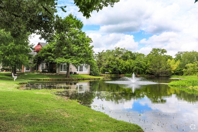 Oficina de arrendamiento y laguna - Walden Pond Apartments
