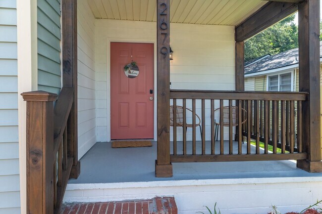 Building Photo - Available now. Fully-remodeled 3 BR/2 BA H...