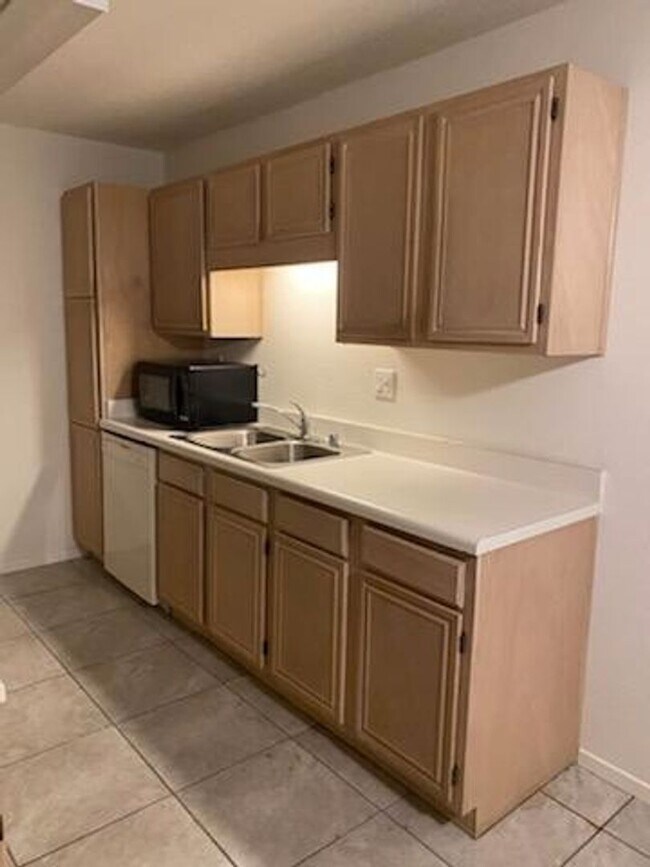 Building Photo - Carlsbad Condo, Close to Good Schools w/ L...