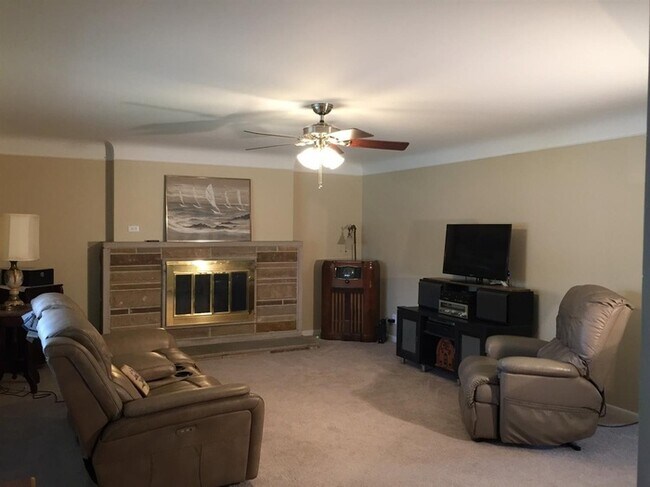 Building Photo - 5722 Ranlyn Ave,