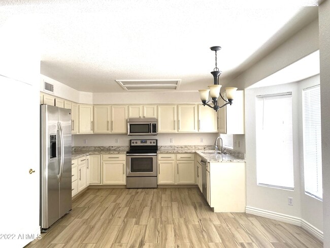 Foto del edificio - 1013 W Sandra Ter