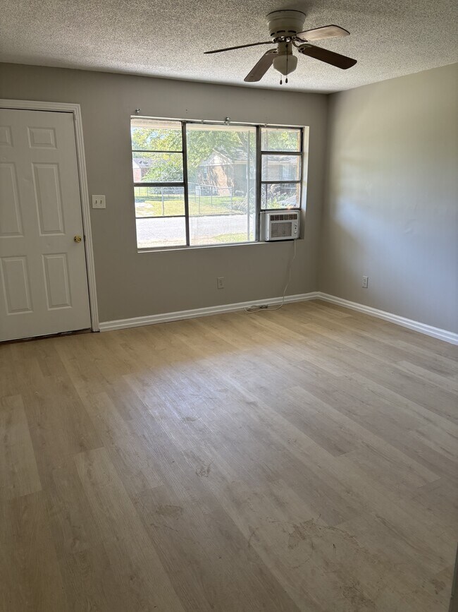Building Photo - 488 Carlita St