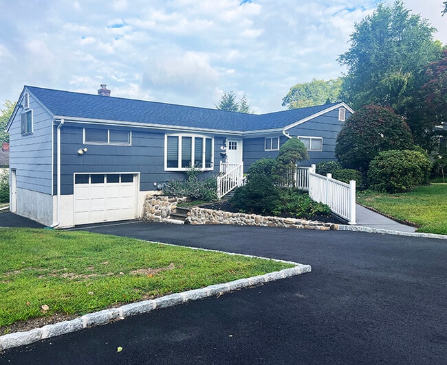 Building Photo - 18 Hillside Ter