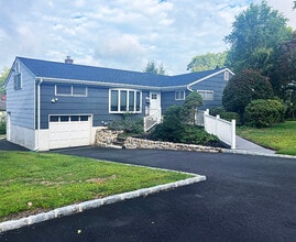 Building Photo - 18 Hillside Ter