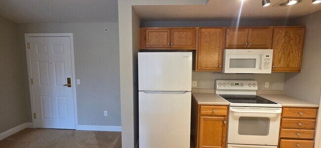 Building Photo - PENDING - 2 Bedroom 2 Bath Unit-Available Now!