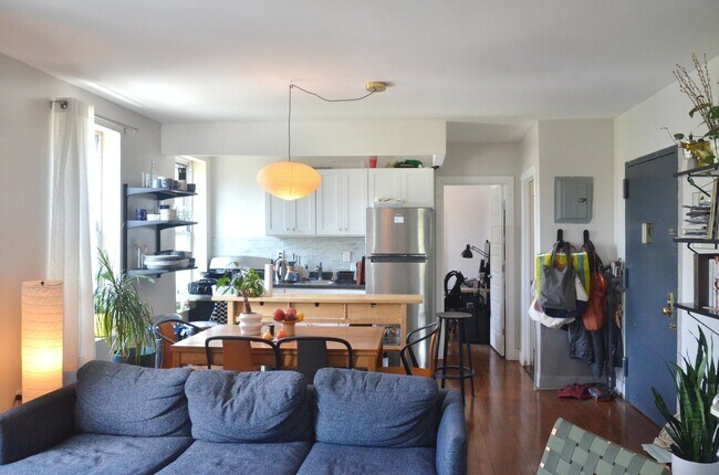 Bright and airy living space - 246 Tompkins Ave