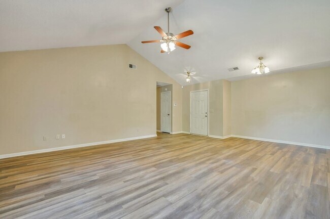 Foto del edificio - 1501 Woodcrest Cir