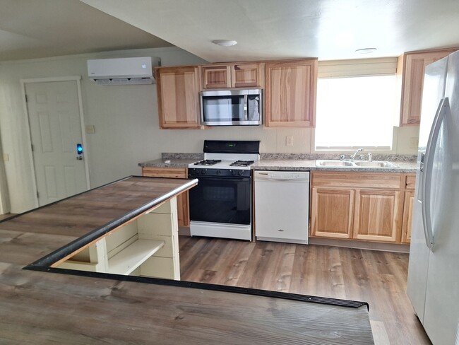 Building Photo - Newly Renovated 3 Bed 1.5 bath mobile home